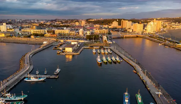 Akşamları limanın havadan görüntüsü. Kuzey İtalya 'daki La Spezia limanı. Drone fotoğrafçılığı