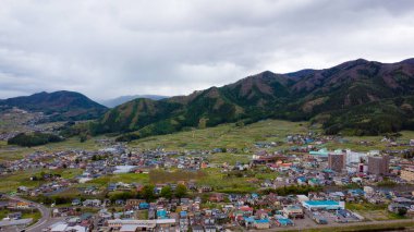 Dağlardaki köyün manzarası