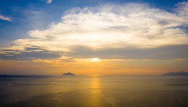 Denizin üzerinde güzel bir gün batımı