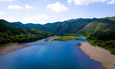 Dağlardaki güzel dağ nehri.