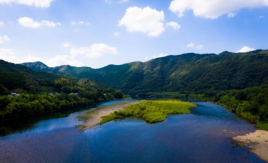 Ormandaki nehrin güzel manzarası