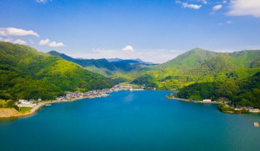 Dağlardaki gölün güzel manzarası