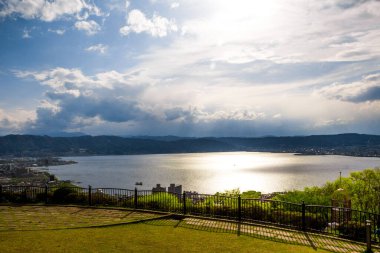 Dağlı ve bulutlu göl manzarası