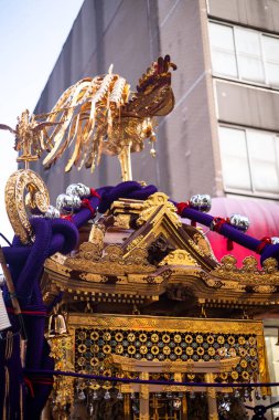 Tokyo - 16 Aralık: Tokyo 'daki Sensoji tapınağındaki altın aslan 16 Aralık, 216 Tokyo