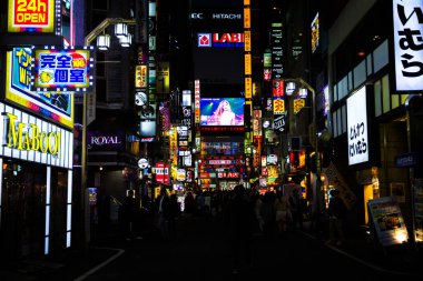 Tokyo - 10 Kasım: Shibuya 'da gece ışıklarıyla gezen turistler Kasım 01, 22: 15 Tokyo' da. Shibuya...