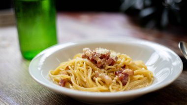 Pastırmalı ve peynirli spagetti.