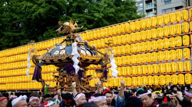 Tokyo, Japonya - Ağustos 302018 Tokyo, Japonya 'daki yıllık bahar kutlamaları sırasında parktaki insanların geçit töreni.