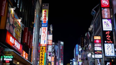 Tokyo, Japonya - 16 Kasım 2019: Shibuya, Tokyo, Japonya 'da gece kalabalığı. Shibuya geçidi.