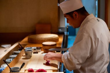 Restorandaki Asyalı şef.