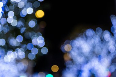 Şehrin arka planında yılbaşı ışıkları