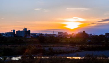 Şehrin üzerinde gün batımı