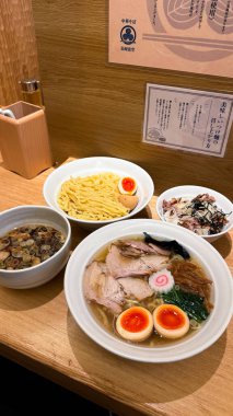 Erişteli ramen çorbası.