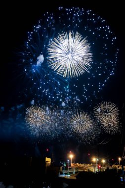 Gece gökyüzünde havai fişekler