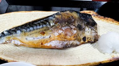 Limonlu ve baharatlı ızgara uskumru.