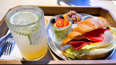 Bir fincan kahve ve bir sandviç.