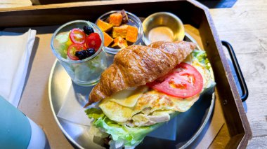 Tavuk ve sebzeli sandviç.