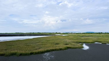Dağlardaki kumsal manzarası