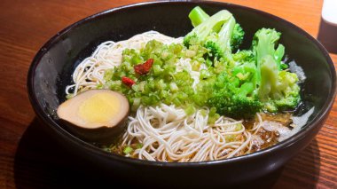 Tavuklu erişte, sebze ve siyah tabakta erişte..