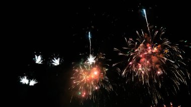 gece gökyüzünde güzel renkli havai fişek