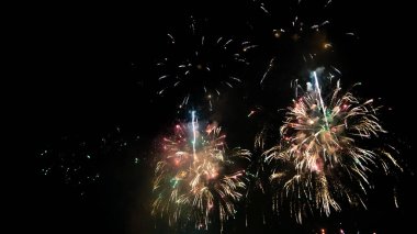 Siyah arka planda havai fişekler