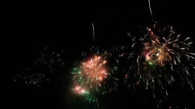 Havai fişeklerle gökyüzünde havai fişek gösterisi. Yeni yıl tatili geçmişi