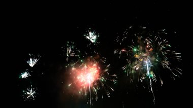 Siyah gökyüzü ve metin için kopyalama alanı ile renkli havai fişekler