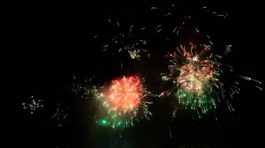 Gece gökyüzünde havai fişekler