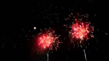 Kara gökyüzü arka planında güzel havai fişekler