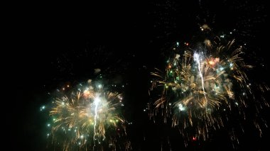 Gece gökyüzünde havai fişekler, festival ışıkları