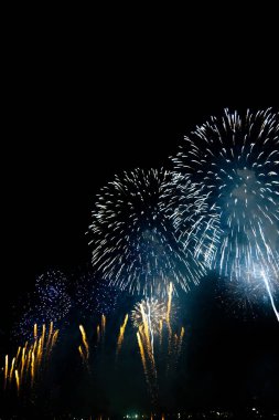 Geceleri gökyüzünde güzel renkli havai fişekler.