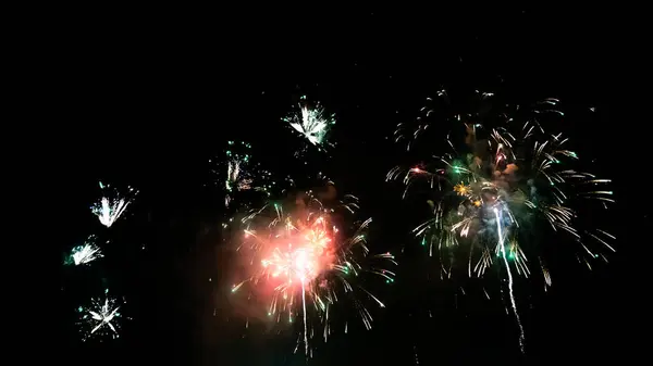 Siyah gökyüzü ve metin için kopyalama alanı ile renkli havai fişekler