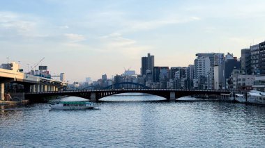 Tokyo, Japonya 28 Haziran 2018 Tokyo nehri ve önünde bir köprü olan Tokyo şehri.