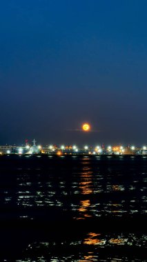 Şehirde güzel bir gün batımı