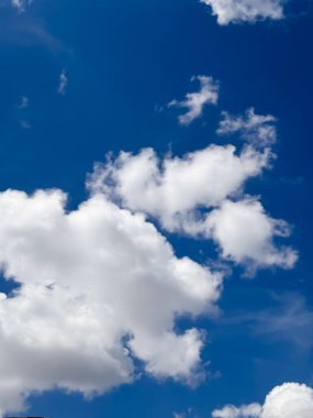 Bulutlu mavi gökyüzü