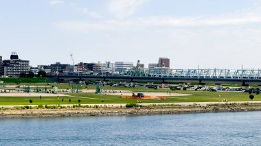 Nehirden Tokyo şehri manzarası.