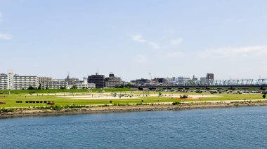 Tokyo, Japonya - Temmuz 2019: Daiba nehri kulesinden Tokyo şehrinin ufuk çizgisi. Tokyo 'da.