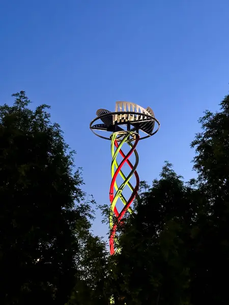 Lunaparkta dönme dolap.