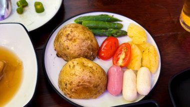 Sebze ve atıştırmalık bir yemek fotoğrafı.