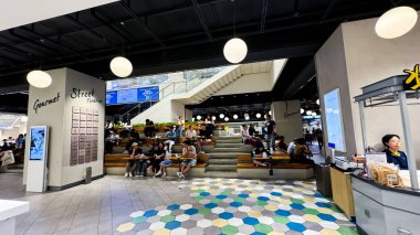 Bangkok, Tayland - Kasım 26, 2019: İnsanlar Bangkok Tayland 'da yürüyor ve yemek yiyorlar..