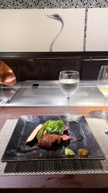 Masada buzlu şarap bardakları.