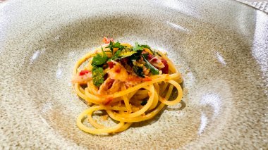 Somon, peynir ve sebzeli spagetti.