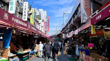 Tokyo, Japonya - 16 Temmuz, 2019: Tokyo, Japonya 'da Sokak