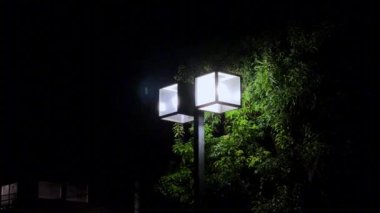 Gece arkaplanındaki sokak lambası