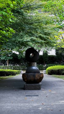 Parktaki taş heykelin dikey çekimi.