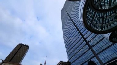 Şehrin modern binası