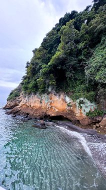 Deniz kıyısının güzel manzarası