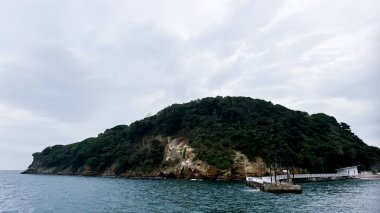 Deniz manzarası ve dağlar