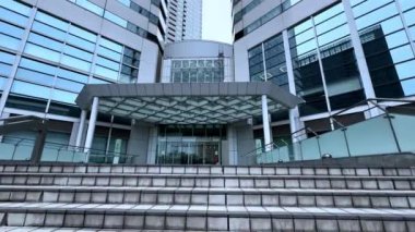 Şehrin modern binası