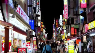 Çin şehrinin gece manzarası.