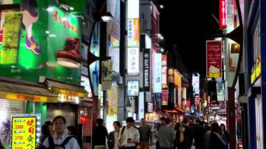 Tokyo, Japonya - Ağustos 5 0 0 0 2 0 16: Turistler akşam bir gece caddesini ziyaret eder